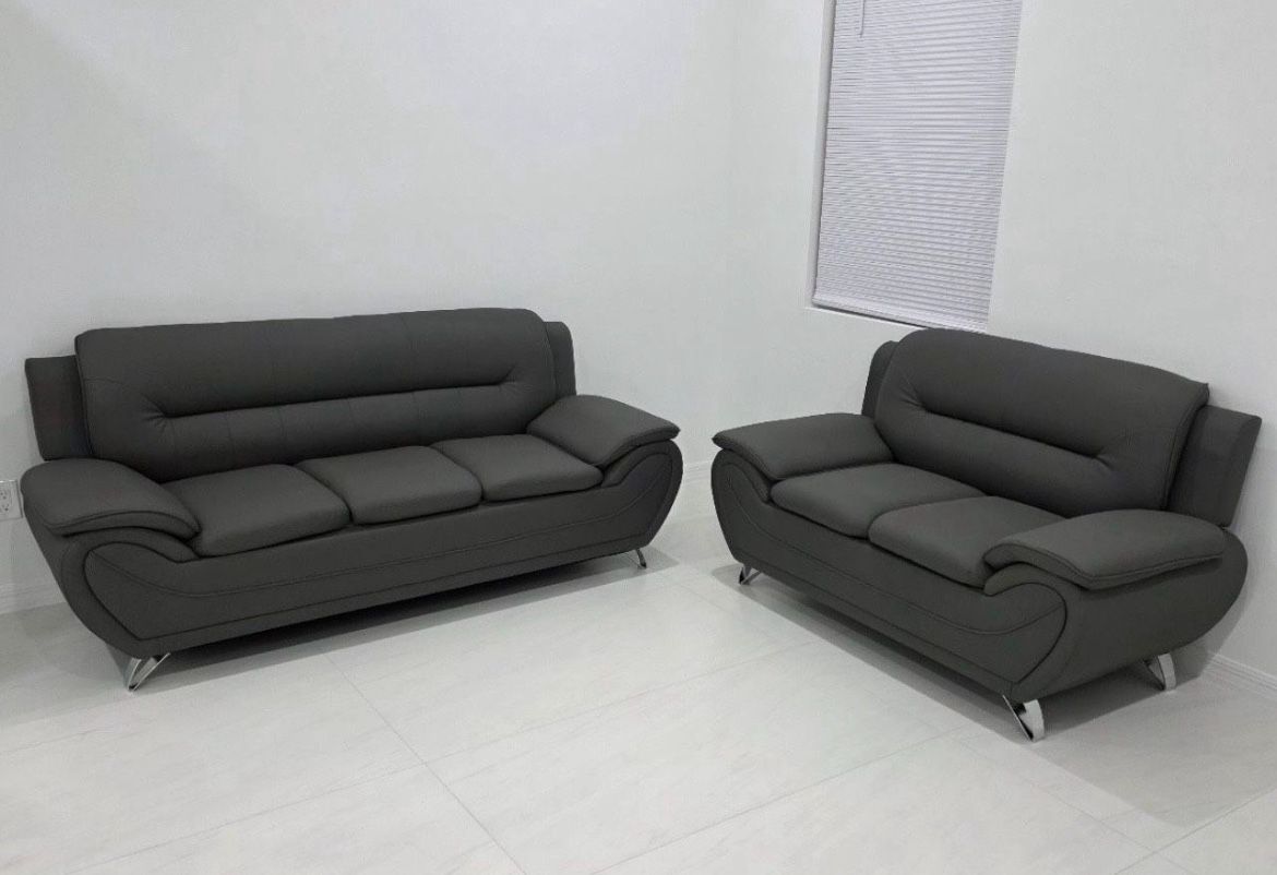 Brand New Sofa and Loveseat / Sofa y Loveseat nuevos A Estrenar β¦. π