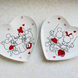 DISNEY VALENTINES HEART SHAPE CERAMIC PLATES MICKEY & MINNIE MOUSE LOVE 