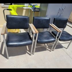 Sillas en buenas condiciones el precio cada una 