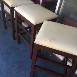 2 bar stool chairs