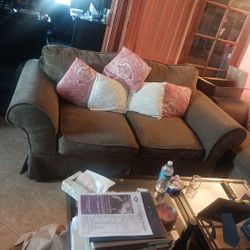 Couches- Sofas  2 Mezas    - 2 TABLES 