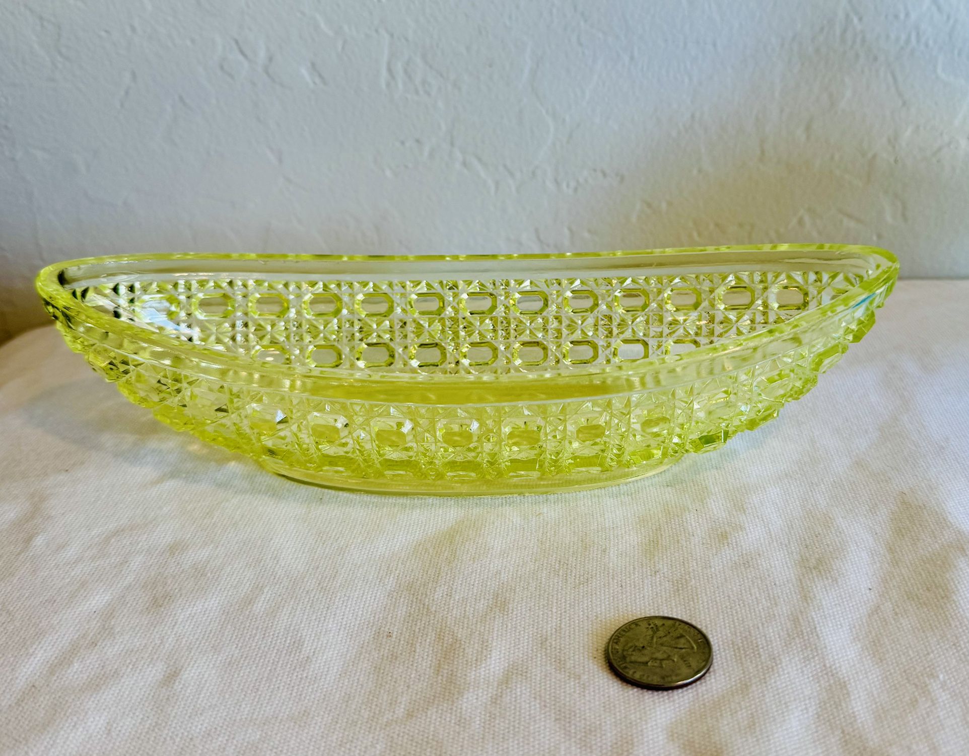 Vintage fenton uranium daisy and button boat