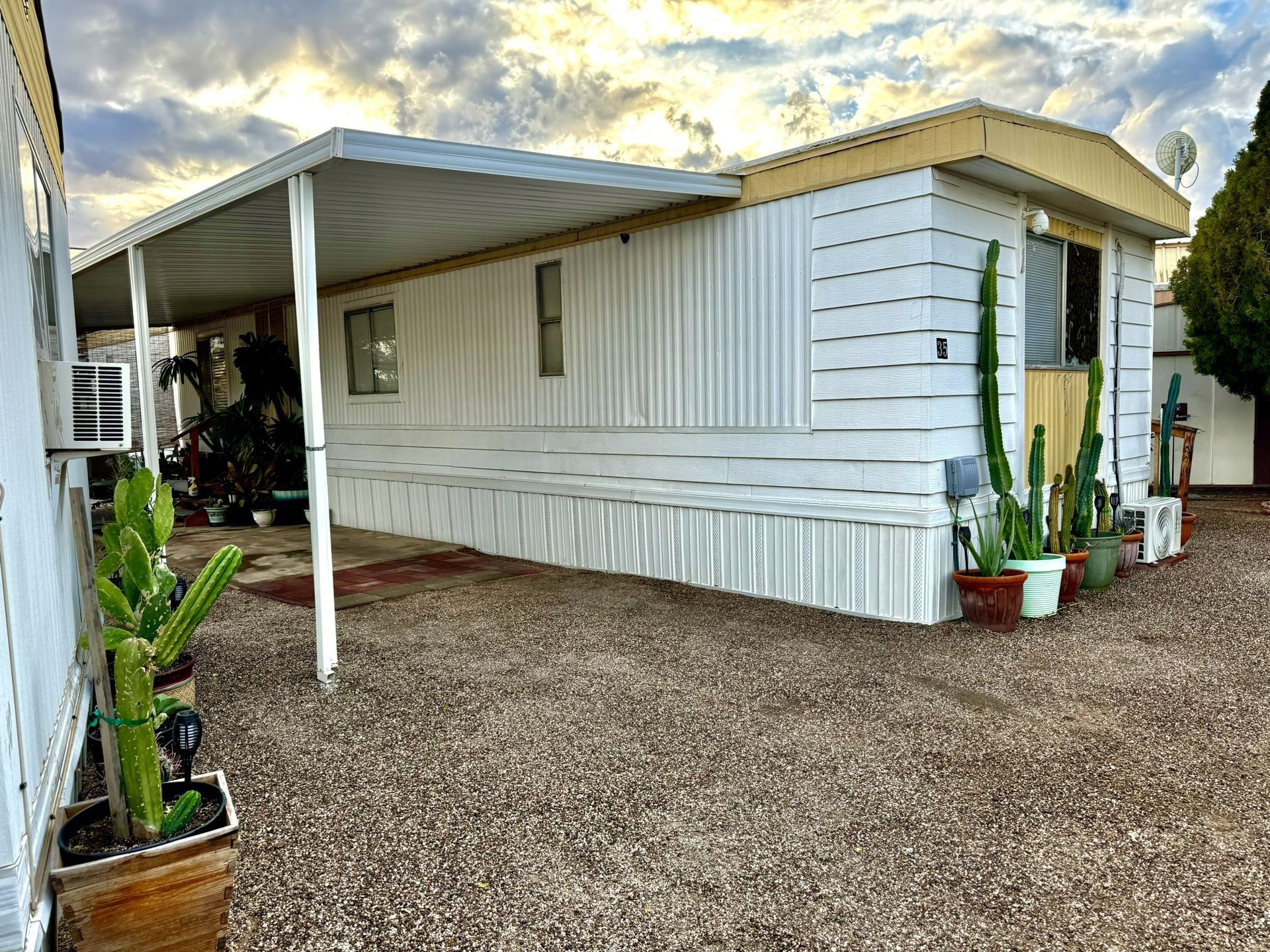 Mobile home, single wide.