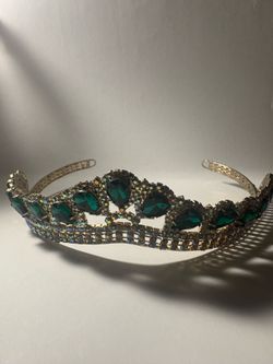 Green Gold and opal crown