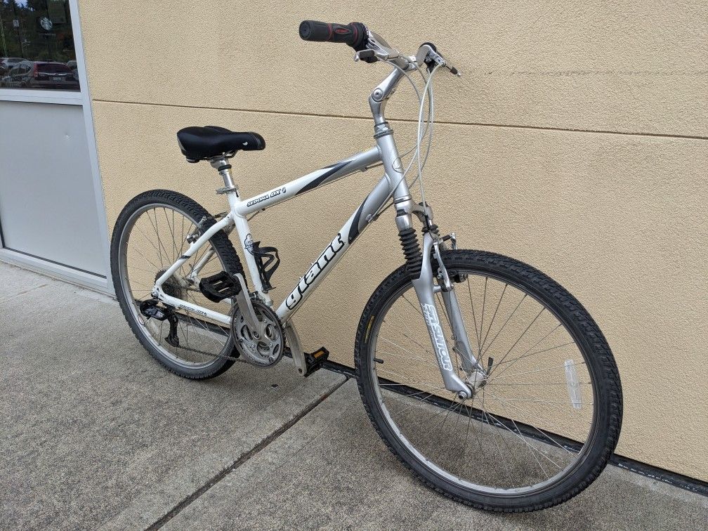 Giant Sedona DX 26" 21-Speed Hybrid Gravel / Mountain / Road Bike - Front Shocks - Comfort Seat - Light 18" Frame - TUNED - Near NEW (MSRP $480)
