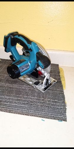 Makita BSs611  LXT  6-1/2 in 18V cordless circular saw in excellent working condition tool only no battery no charger
