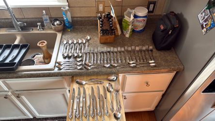 Nice large set Oneida Brahams flatware