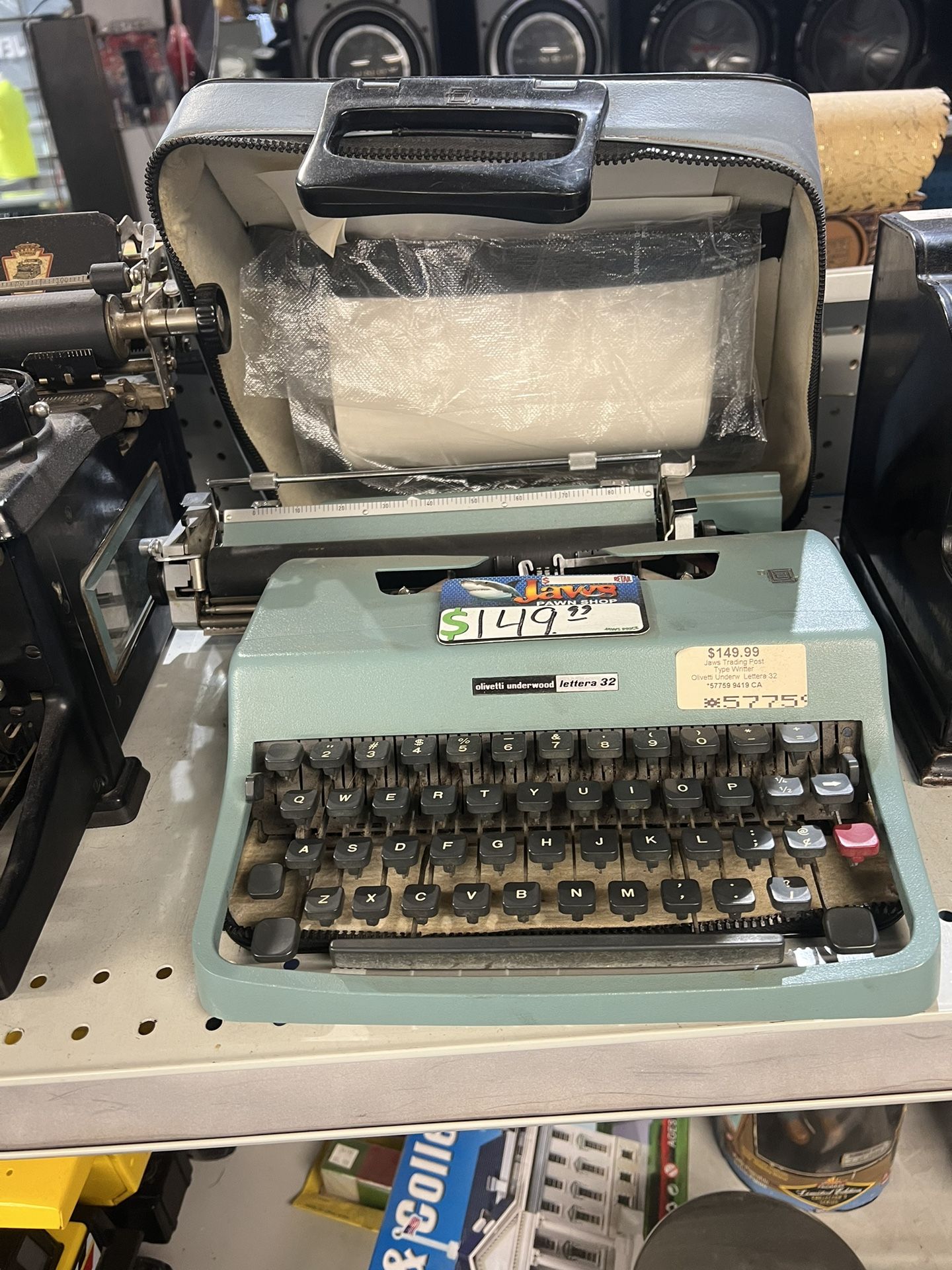 olivetti underwood lettera 32 type writer with case pick up only turquoise / light blue color 