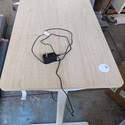 Adjustable standing desk