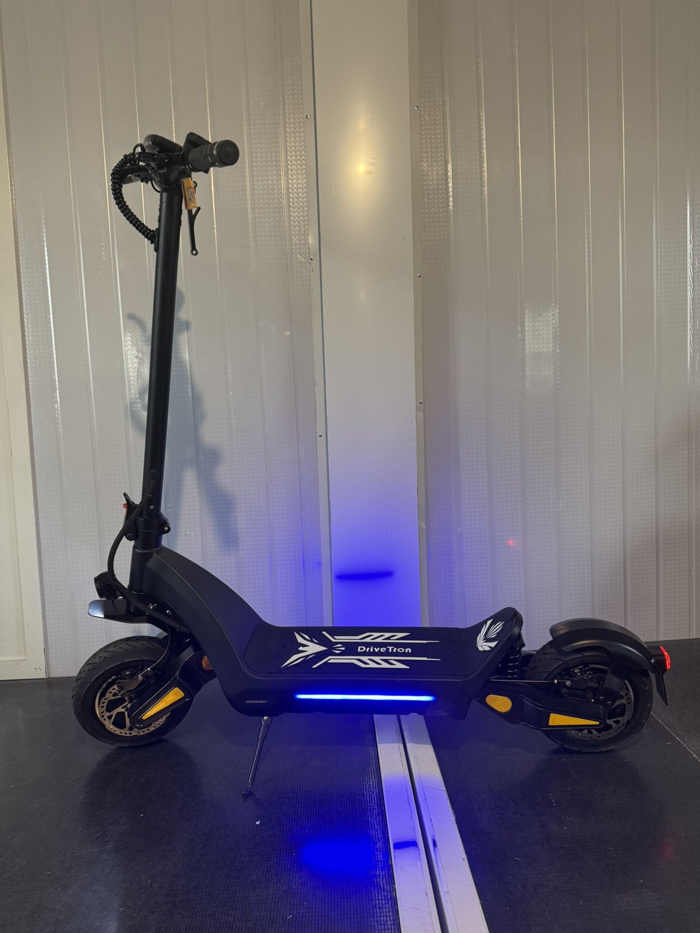 Dual-motor dual-battery high-speed electric scooter