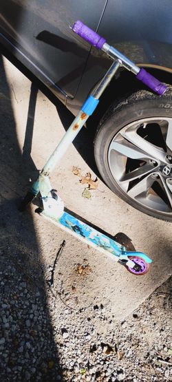 Little kid frozen movie scooter (Read description)