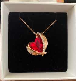 Gold heart pendant necklace