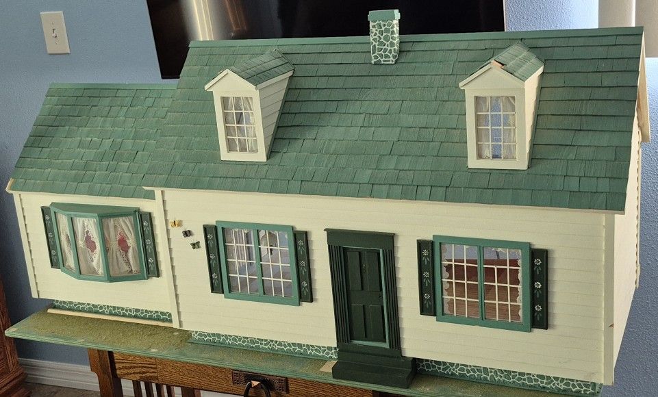 DOLLHOUSE VINTAGE COLLECTIBLE