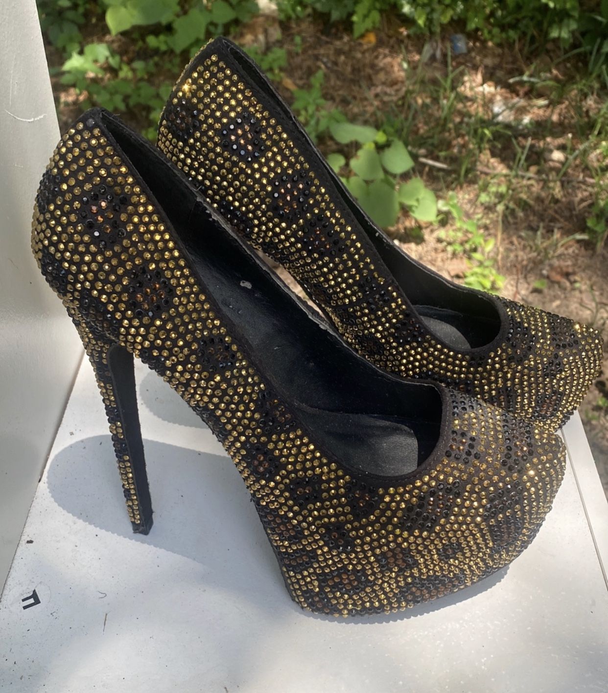 👠 Steve Madden Gold & Black Rhinestone Heels – Like New!