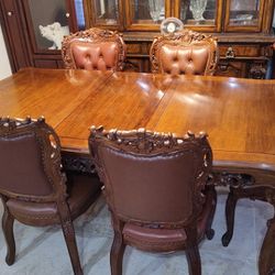 Beautiful Dining Table and 6 chaire