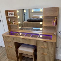 Vanity Mirror Makeup Desk (BRAND NEW)