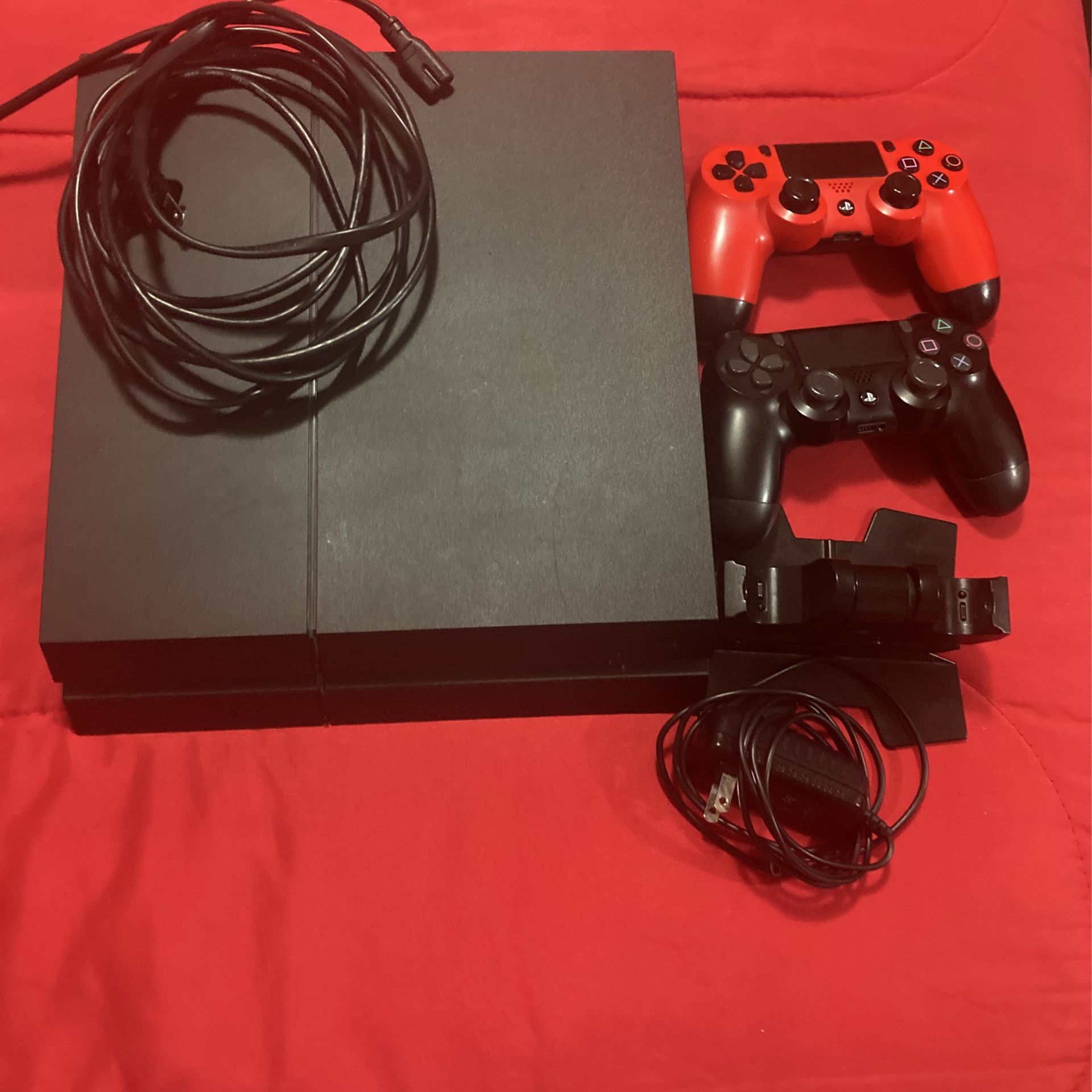 Ps4 W/ 2 Controllers And Charging Stand