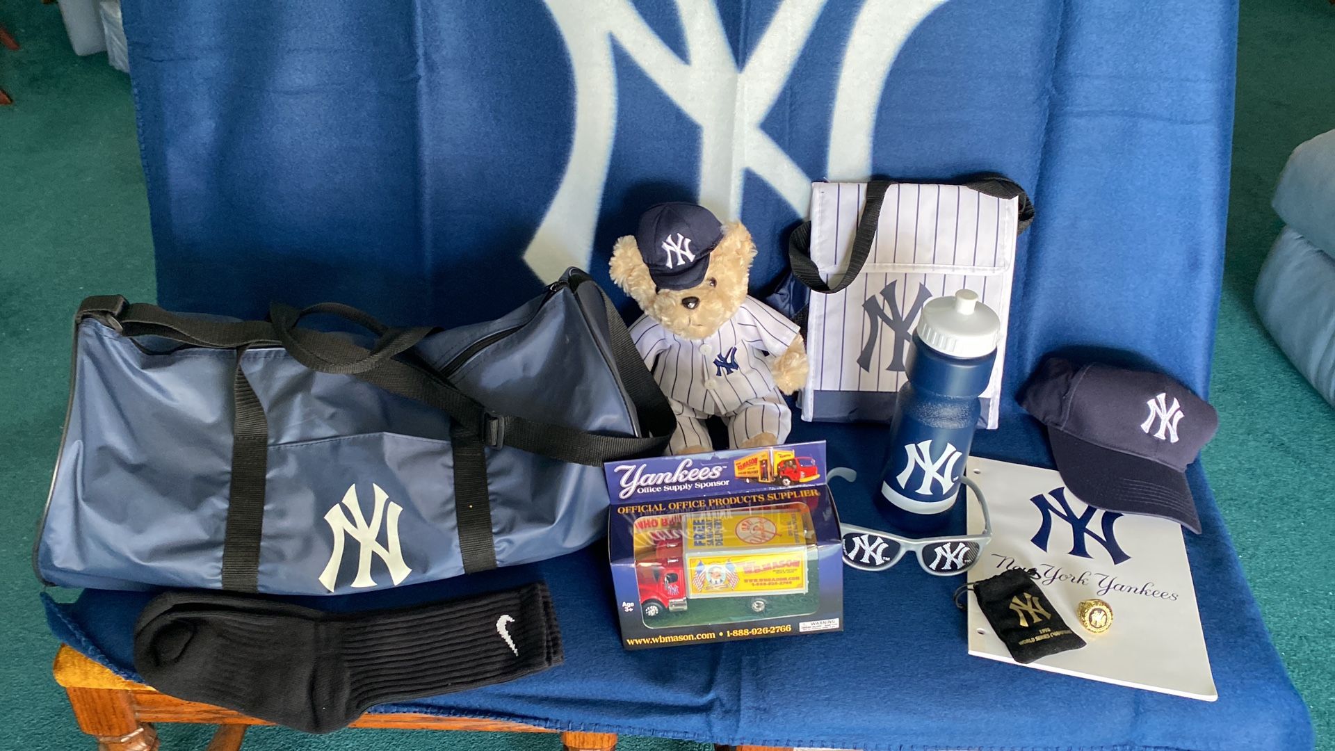 New York Yankee Duffle bag WithTeam Collectables & Ring