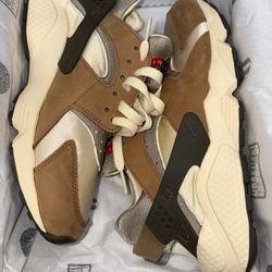 Stussy x Nike Air Hurache LE ‘Desert Oak’