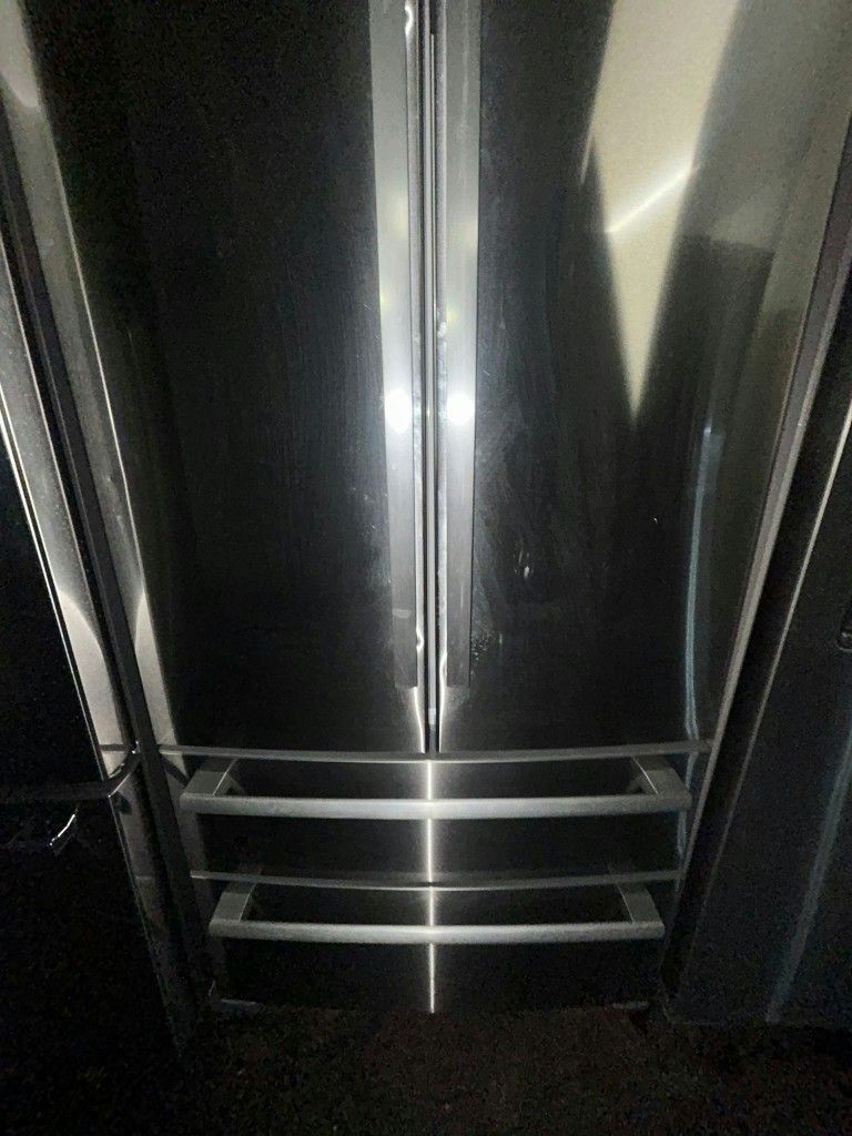 DM for delivery Bosch Refrigerator Fridge Capacity 28cuft