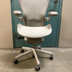 Classic Aeron / Titanium Aeron Size B $550