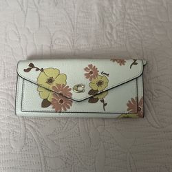 Beautiful Large White Coach Brand Wallet With Flower Print