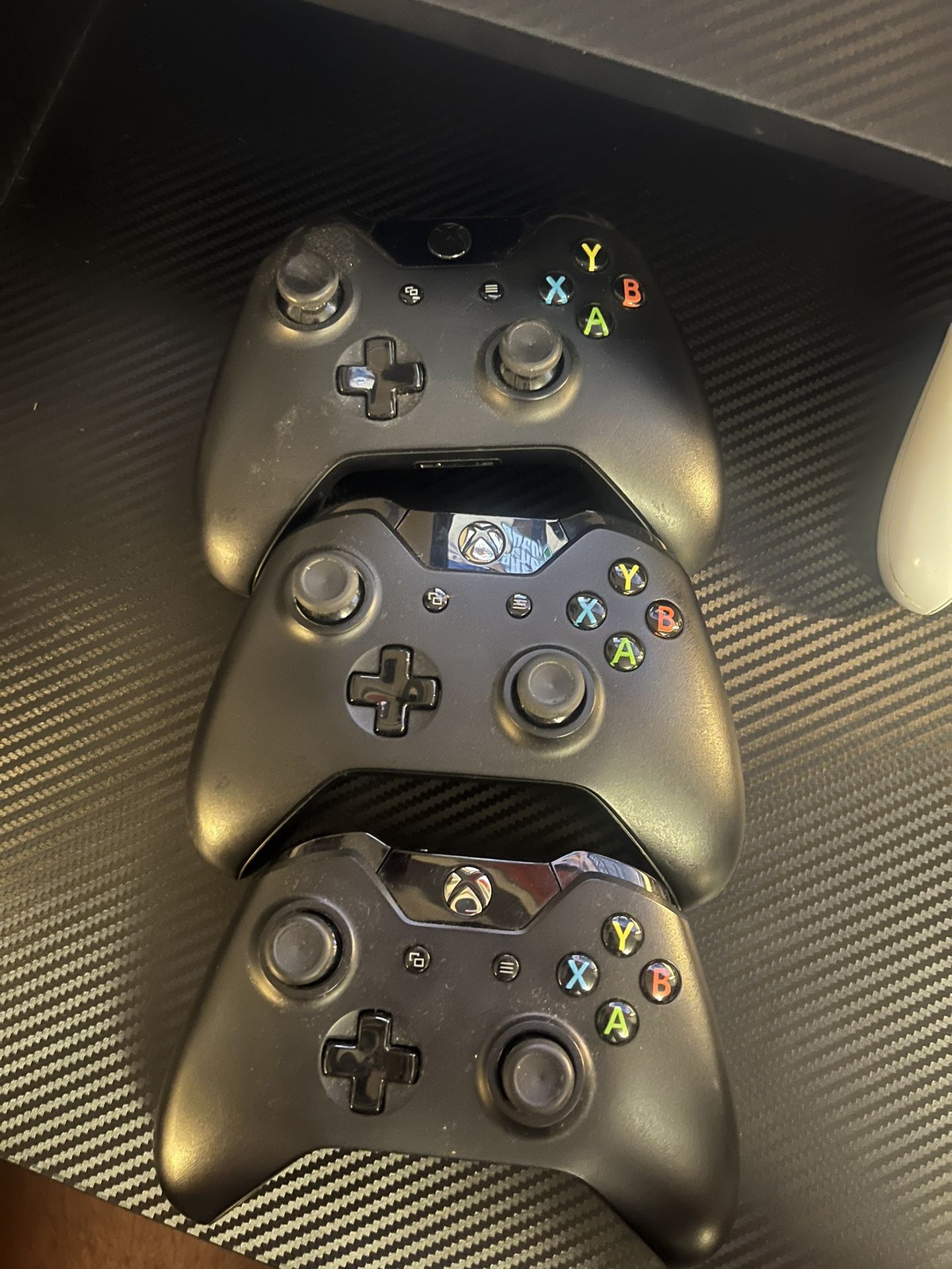 3 Black Xbox One Controllers
