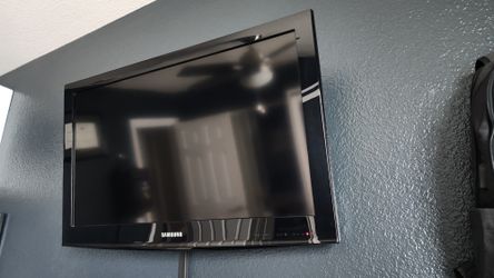 Samsung LCD TV (not a smart TV) W/ Remote & Mounting Bracket
