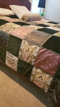 Queen comforter with 2 matching Pillow shams