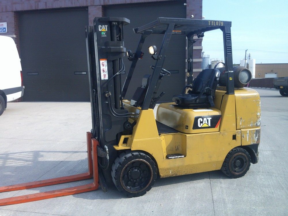 Caterpillar Heavy Duty 8K LB Capacity Forklift