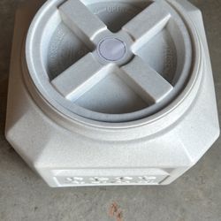 Vittles Vault Airtight Square Pet Food Container