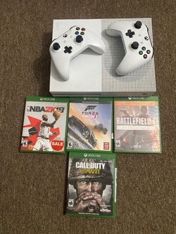 Xbox Box One (2 Controllers )