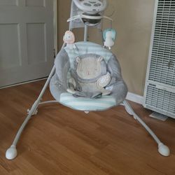 Baby Swing ** Like NEW**