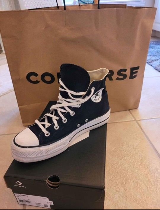 Woman's Converse Size 10