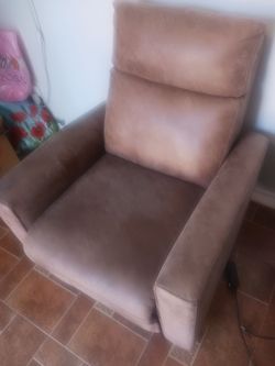 In Like new condition brown recliner free delivery