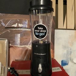 licuadora personal negra de la marca Hamilton Beach. 