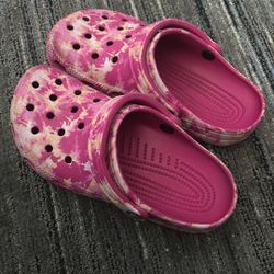 Pink crocs, Size 6 in women’s, 4 in men. Good condition 