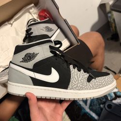 Jordan 1 Mids