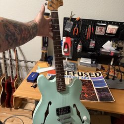 Fender Tom Delonge Star caster 