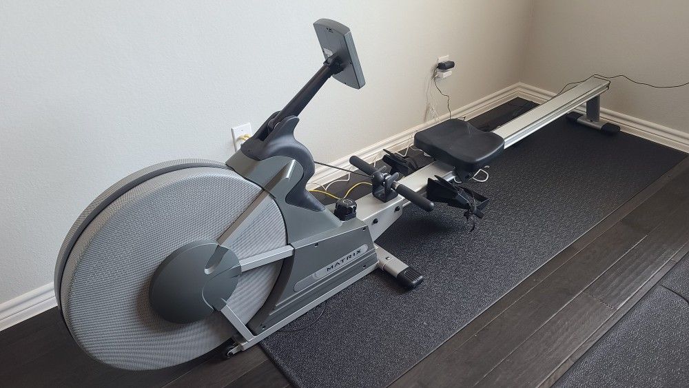 Matrix Exercise Rowing Commercial Gym Machine AR09