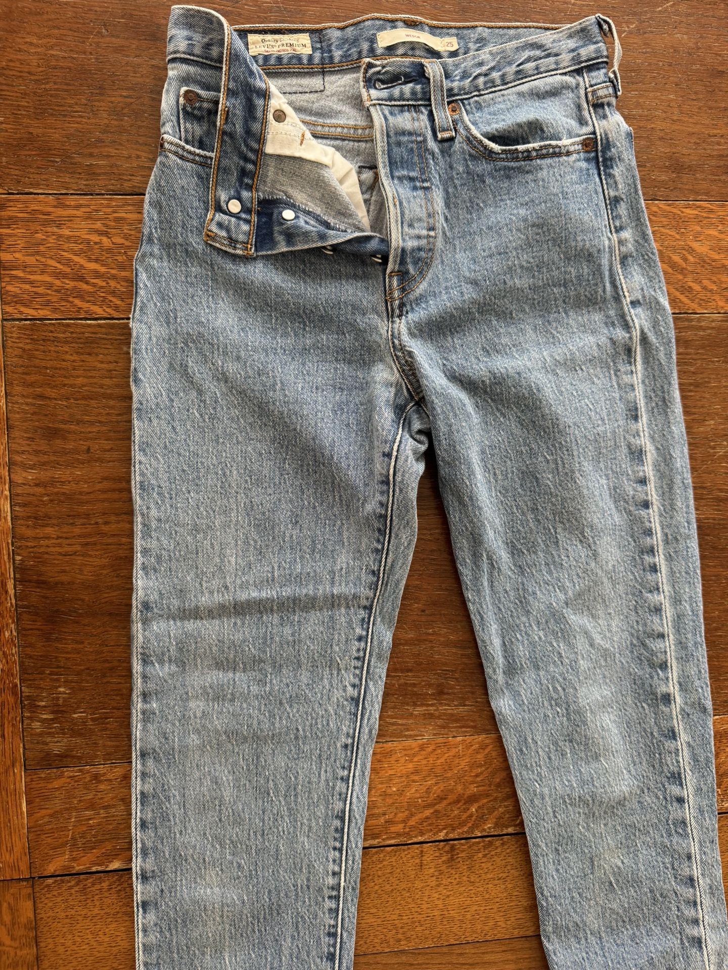 Women’s Levis Jeans Wedgie Sz 25 