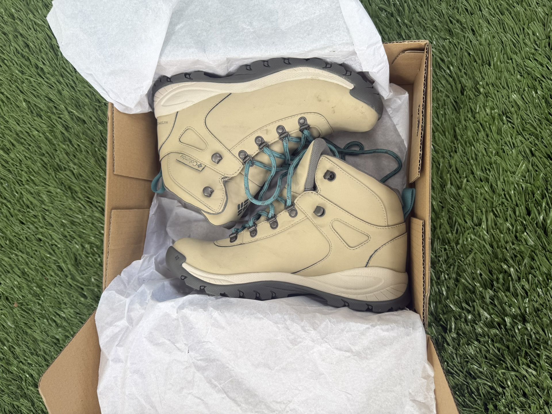 Columbia Women’s Hiking Boots Size 9