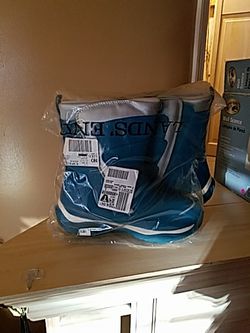 Size 5 brand new LANDS END SNOW BOOTS