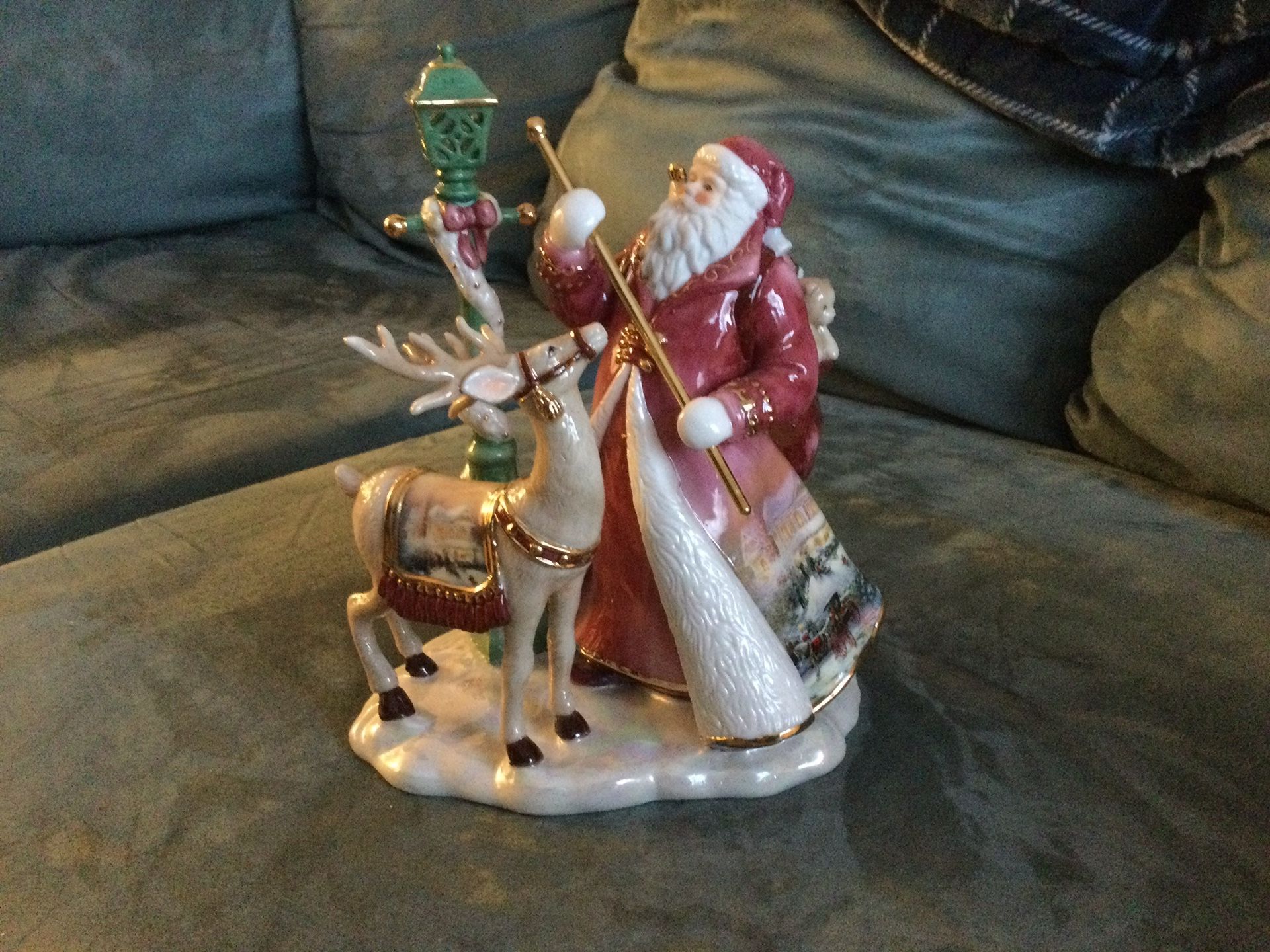 2003 Thomas Kinkade Spirit of Christmas”Victorian Christmas II”Illuminated Sculpture Collection.
