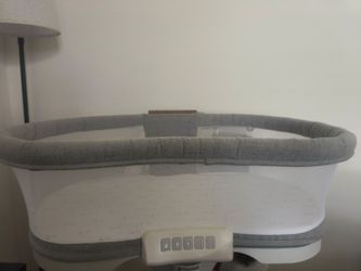 Halo Bassinet - BassiNest® Luxe Swivel Sleeper Bassinet