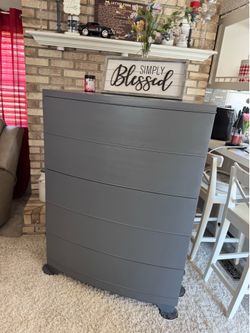 ✨✨GORGEOUS GRAY BIG AND SOLID TALL 5 DRAWER DRESSER✨✨