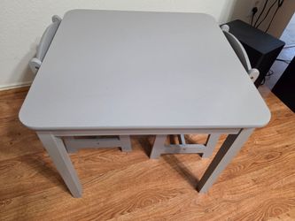 Small toddler table with with 2 chairs