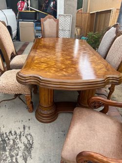 Table in six chairs very good condition