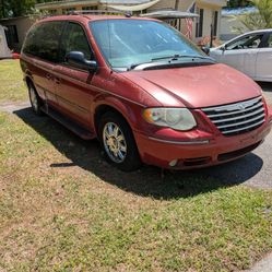 2005 Chrysler Town & Country Ltd.