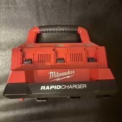 Milwaukee M18 18V Lithium-Ion PACKOUT 6-Port Rapid Charger